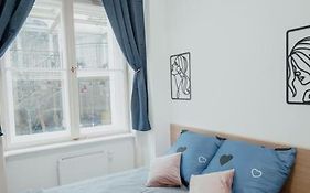 P77 Central New 4-Bedrooms Piotrkowska Cale Miejsce 4 Pokoje Z Lazienka I Kuchnia Na Korytarzu Budynku